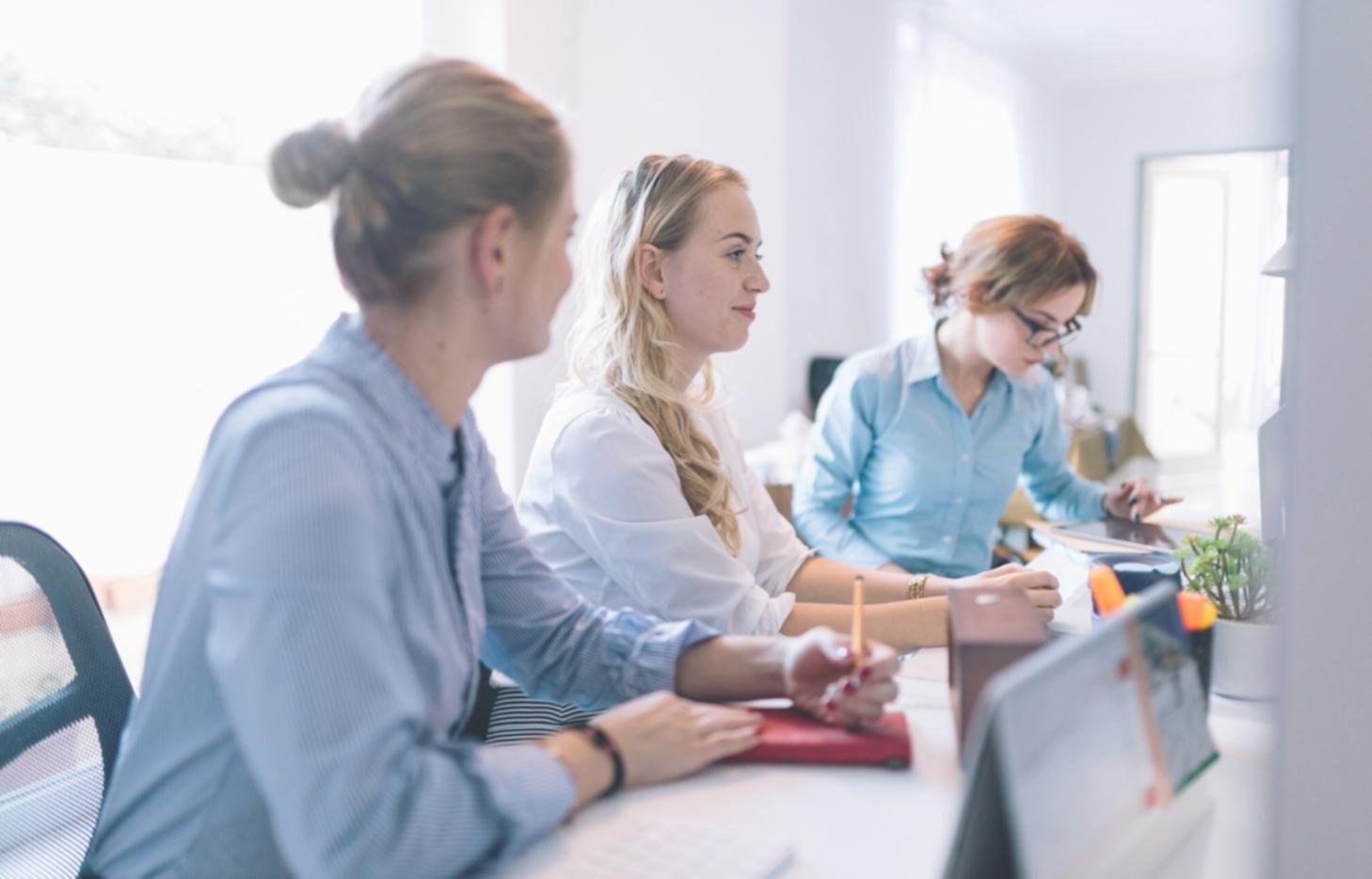 Professionelles Fashion Styling Team bei der Arbeit